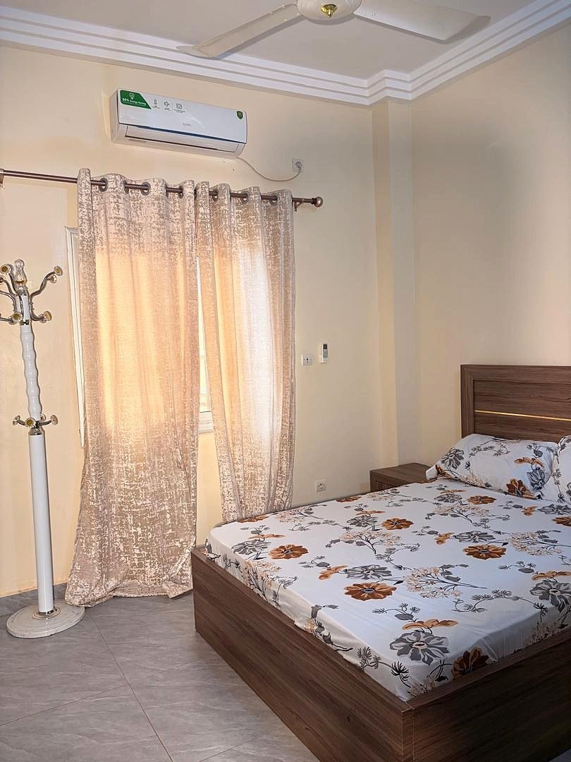 Chambre meublée claire avec lit double et climatisation