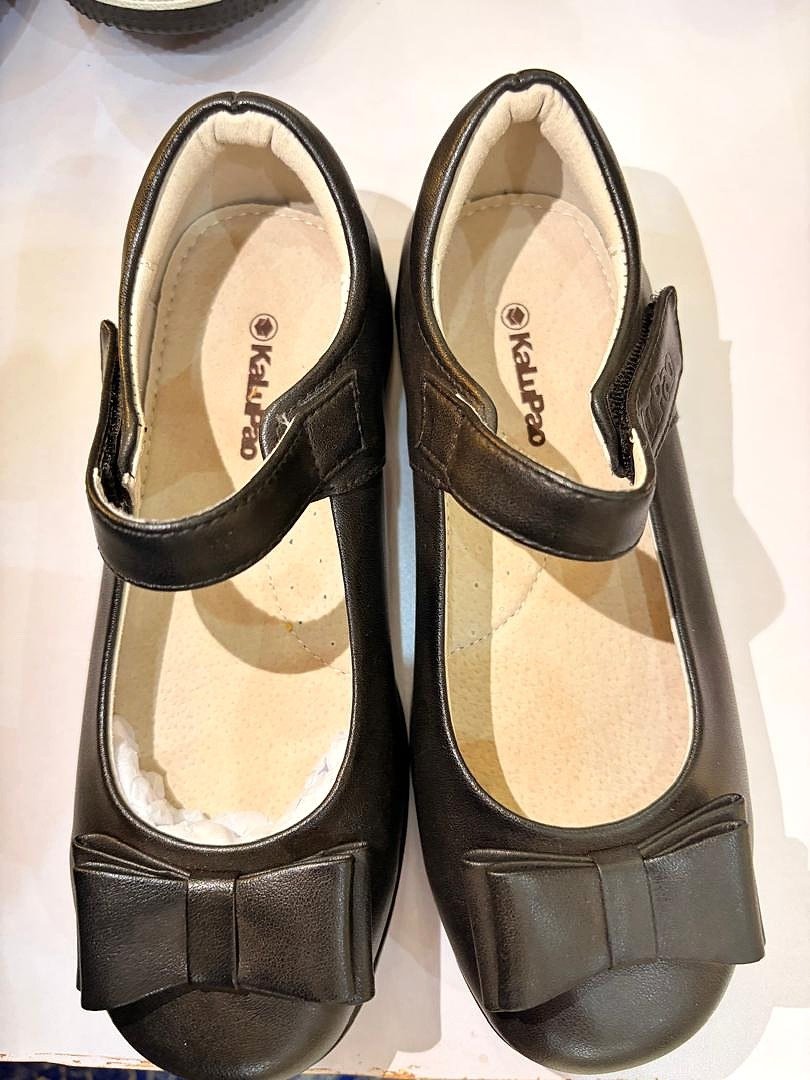 Chaussures enfant noires à bride présentées chez Espace Atou