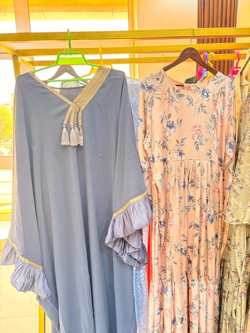 Robe bleu ardoise à manches plissées et robe fleurie poudrée