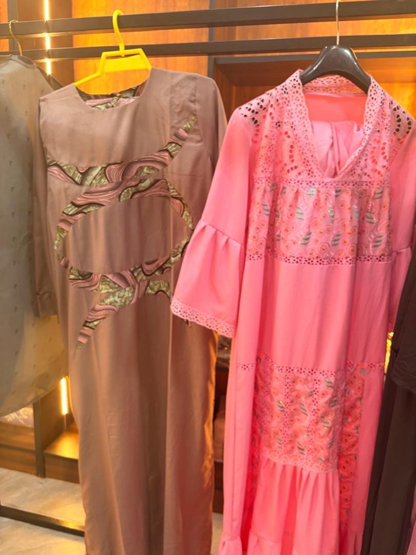 Deux robes brodées, taupe et rose hibiscus