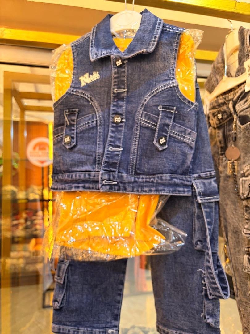 Ensemble enfant en denim et orange présenté en boutique