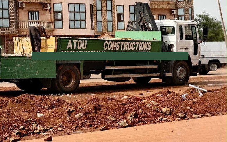 Camion Atou Constructions photographié pendant une opération de livraison à Bamako