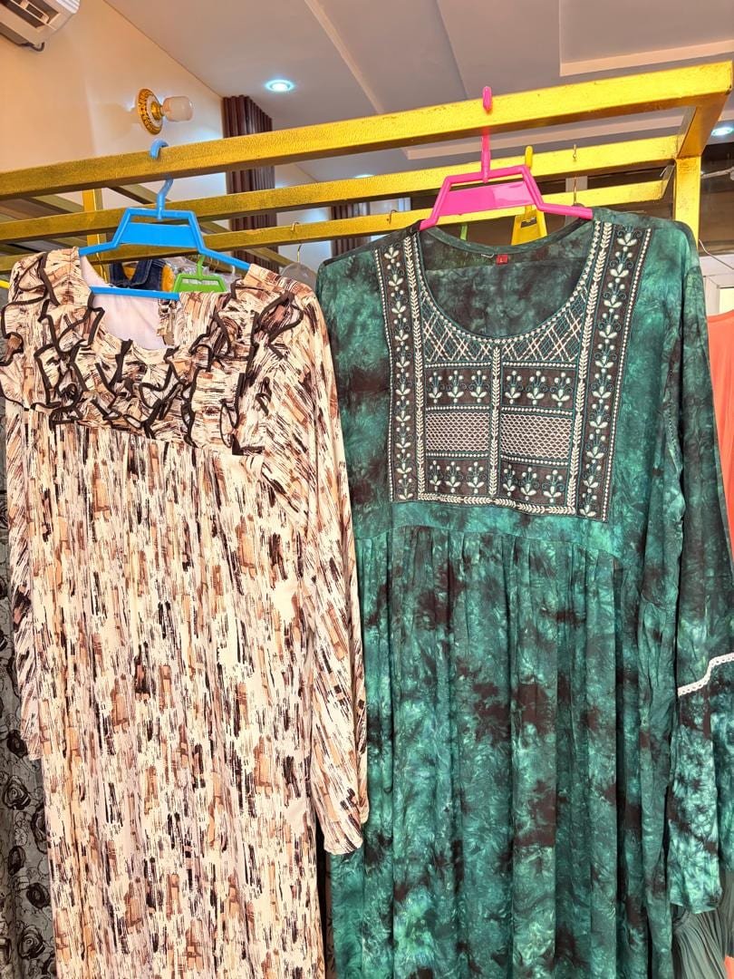Robes longues aux tons crème et vert profond