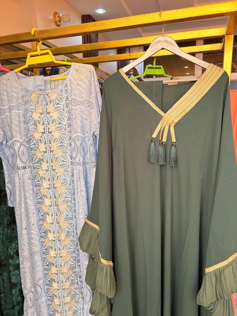 Robes fluides grise et vert sauge avec détails dorés