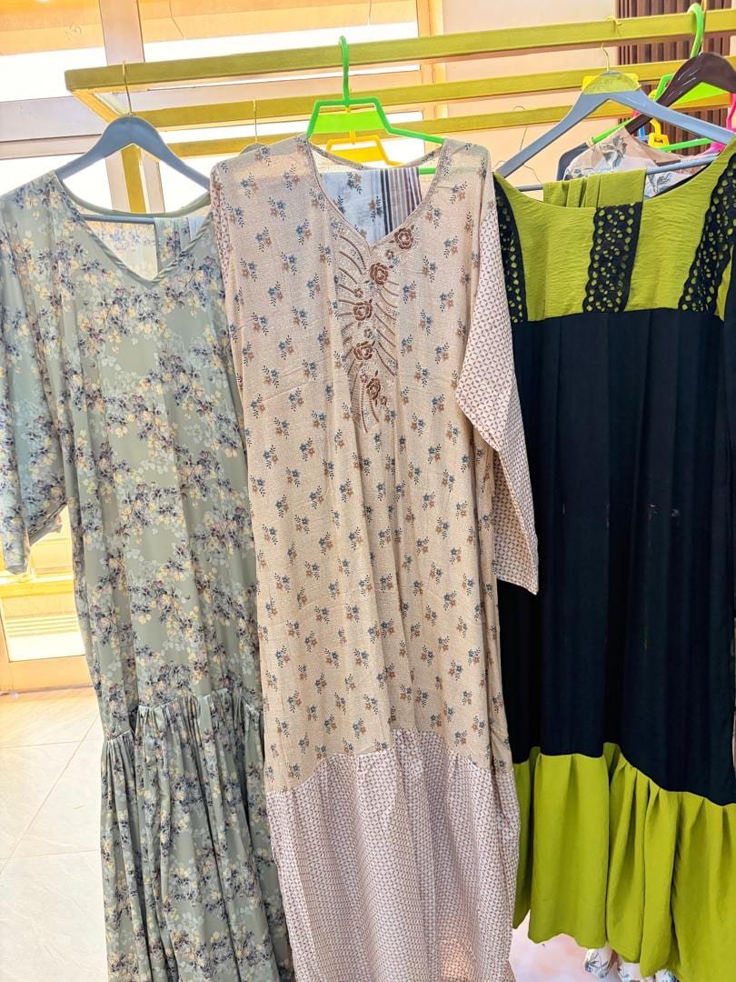 Trois robes longues aux imprimés délicats et accents vert citron