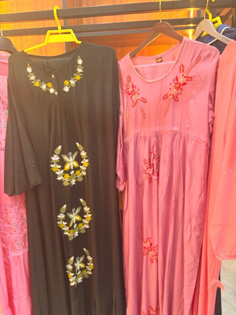 Robes noire et rose ornées de motifs floraux