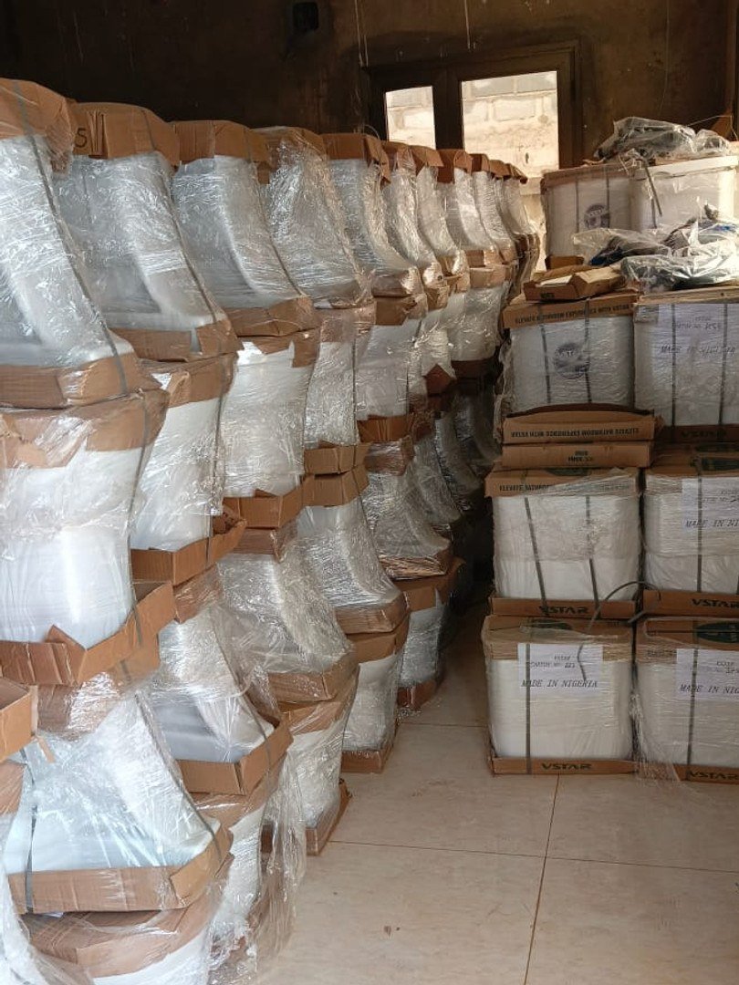 Équipements sanitaires emballés dans un espace de stockage à Bamako