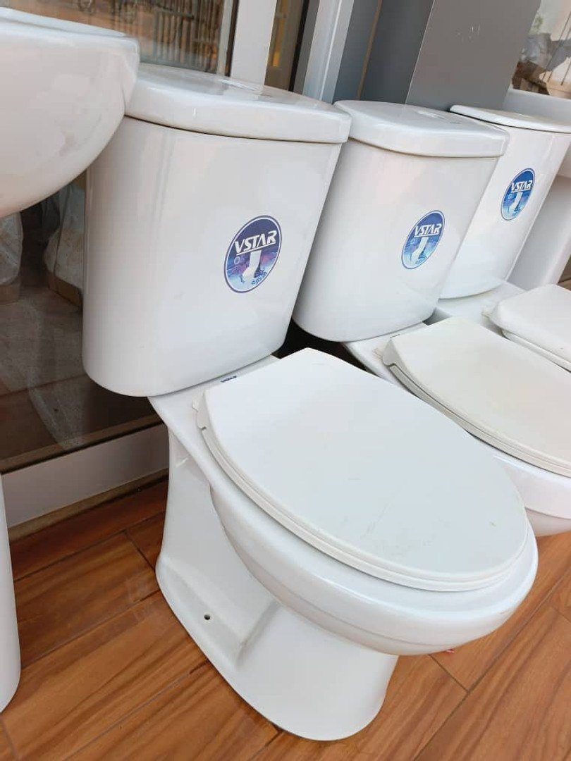 Plusieurs WC blancs alignés dans l’espace de présentation d’Espace Atou