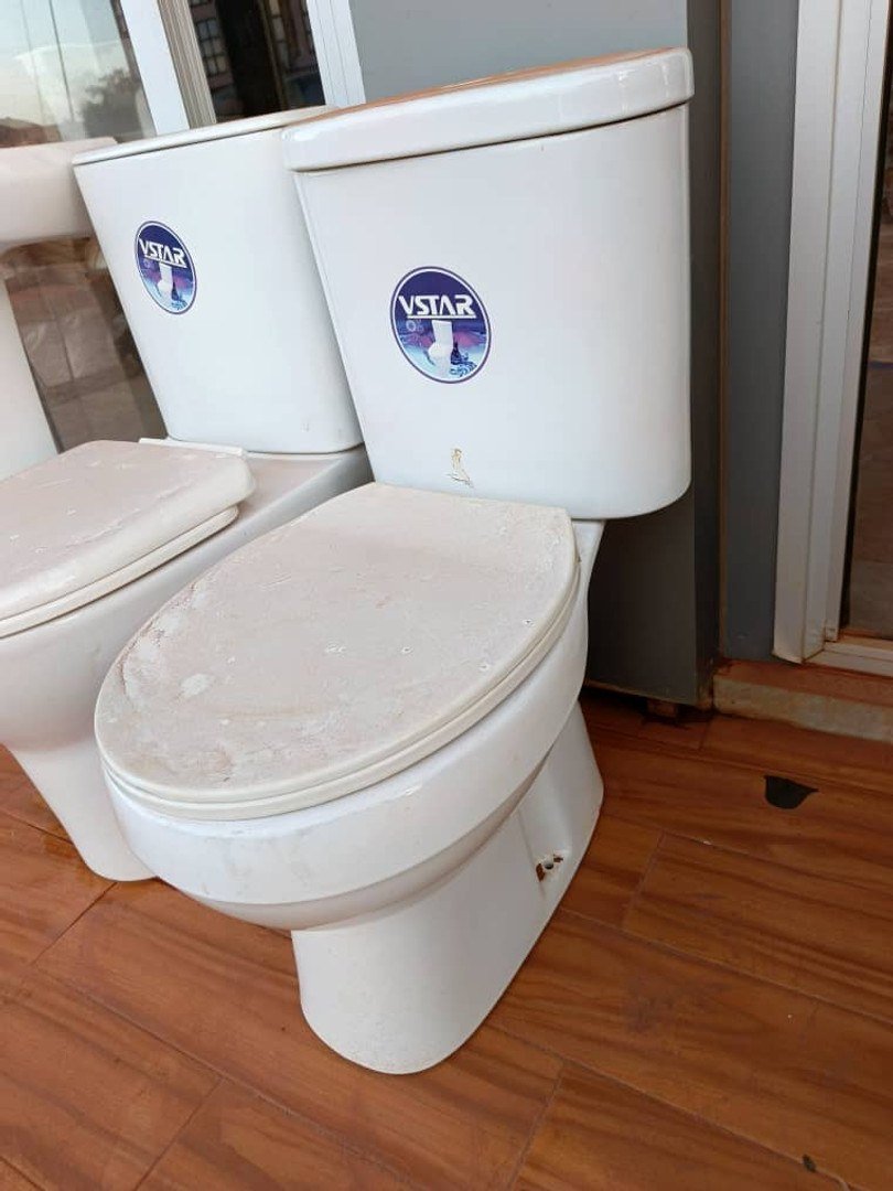Deux modèles de WC blancs présentés côte à côte par Espace Atou
