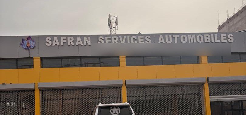 Façade de Safran Services Automobiles, avec son enseigne au-dessus du showroom